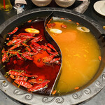 四川伝統火鍋 蜀漢 - 左が火鍋（中辛）右が黄金湯鍋
