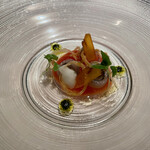 ラ・リリアーナ - サヨリのマリネ、フルーツトマトのソース。 新玉葱のエスプーマ、ボッタルガ（カラスミ）添え
