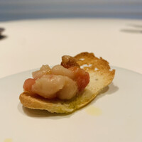 Ristorante Ecru - ①【突出し】
                    インゲン豆+トマトの煮込み、赤玉葱ビネガー漬けのクロスティーニ