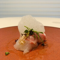 Ristorante Ecru - ③【冷前菜：真鯛】
                      真鯛のカルパッチョ、エシャロットの鮎魚醤漬け、酢橘のエスプーマ