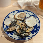 焼はまぐりstand LINKS UMEDA - 大はまぐりと磯辺焼きと塩昆布。