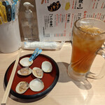 焼はまぐりstand LINKS UMEDA - つきだしのはまぐりと烏龍茶。