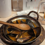 焼はまぐりstand LINKS UMEDA - ムール貝のトマトバジルソース。スープおいしいよ