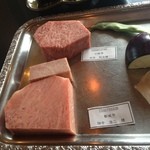 大淀河畔 みやちく - 奥がA5級サーロインで、手前がチャンピオン牛サーロイン