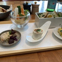 ザ タヴァン グリル＆ラウンジ - 前菜プレートは感動ナシ