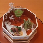うかい竹亭 - グリーンピースのスープ、ホタルイカの酢味噌あえ、蕗の薹と稚鮎の天ぷら
