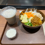 WithGreen - 国産鶏ひき肉のキーマカレー、ハニーミルクのドレッシングSサイズ1170円