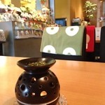 ちゃらん - テーブルの上には、アロバポッドにお茶の葉が