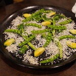 Ichi - しらす、芽キャベツ、エンドウ豆、いかすみのパエリア
