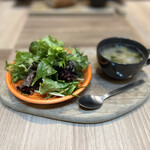 炭火キッチン レオレオ - ランチのサラダとスープ