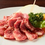Yakiniku Ushinomaki - ランチ上カルビ定食
      上カルビ、トロカルビの盛り合わせ
      ライス、スープ、サラダセット