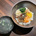 Yakiniku Ushinomaki - 自家製コチュジャンと6種の具材、ビビンバ
      【小】¥589 【並】¥789