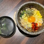 Yakiniku Ushinomaki - ミニわかめスープ付きの香ばしさが魅力の石焼ビビンバ　　　¥989