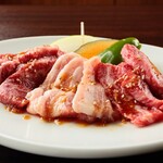 Yakiniku Ushinomaki - ランチカルビ定食
      カルビ、豚カルビ、ロースの盛り合わせ
      ライス、スープ、サラダセット