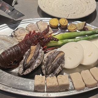 厳選食材を贅沢に使った多彩なコースを種類豊富にご用意