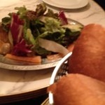 Brasserie Café ONZE - サーモンのサラダ&パン