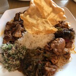KING LION スリランカレストラン＆バー - 【スリランカカレープレート ダブル チキン＆ポーク】ラージ　写真だとわかりにくいけど盛り盛り