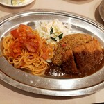 Buruzu Kicchin - 大人のお子様ランチ『長崎トルコライス』。このお皿にもレトロ感を感じますね。スパイシーなカレーピラフと甘いナポリタン、口の中が忙しい一皿です。