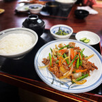 楽亭 - Stir-fried beef and garlic scapes.
