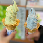 忍野八海池本 - ◯シャインマスカット(期間限定)¥500
◯八海ソフト¥400(息子)…水色はラムネ風味。
ソフトクリームらしいクリーミーさだったそう。