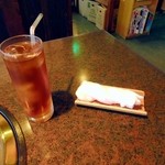 焼肉 松喜 - クーポンでサービスの烏龍茶。味が良かったです。