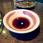 焼肉 松喜 - 舐めてみたけど、美味しいタレ。