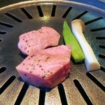 焼肉 松喜 - 焼いていきます。