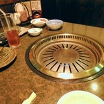 焼肉 松喜 - テーブル風景。