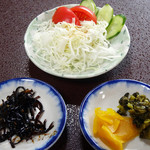 Unami Tsu - 定食のサラダとお漬物