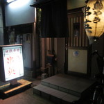 鳥やき串英 - 路地側の入り口