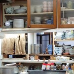 お料理ひろせ - 厨房の小窓から奥の部屋が見えていて、すぐに対応ができるという素晴らしいお店の心遣い。