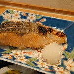 お料理ひろせ - 三本の切り目が入れられたパリッパリの皮と、ふっくらと仕上げられた身が素晴らしい。