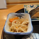 お料理ひろせ - 温かい状態で提供される小鉢も美味しい。
