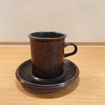 お料理ひろせ - シックなカップとソーサーで提供されるコーヒー。