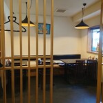 お料理ひろせ - 玄関入って右のテーブル席。