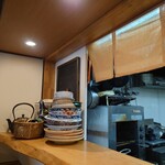 お料理ひろせ - 三席のみのカウンター、左端。