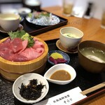 Itoshima Kaisen Shokudou Sorari - ◆本鮪丼（2,200円：税込）、胡麻ダレが添えられていますけれど、夫は山葵醬油で食べました。(^◇^;)