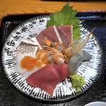 糸島海鮮食堂 そらり - ＊大きめの海老が甘くて美味しい。サーモンは好まないのですが、他の品は味わいがいいですね。^^