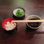 寺方蕎麦 長浦 - 薬味、漬物、蕎麦つゆ。