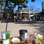 HONMARU TEA HOUSE 本丸茶屋 - 龍城神社をバックに