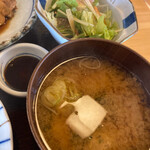 四季のご馳走や 和 - 味噌汁、菜類サラダ
      →海鮮エキス滲む味噌汁がめちゃくちゃ旨い