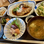 四季のご馳走や 和 - 
      ◆週替り御膳 1,000円税込
      金目鯛煮付けとお刺身セット
      ＋白飯(大盛無料).サラダ.小鉢.漬物.味噌汁