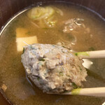 四季のご馳走や 和 - 魚身ツミレ2ッ&あおさで海鮮エキスが煮出され
      粗煮汁のような滋味深い味噌汁