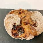 ひととわ - イチヂクたっぷり。ドライフルーツ系のパンは甘くてあまり好まないのだけどこちらのはぜんぜん邪魔にならない。食が進んでしまう。