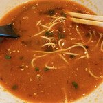 博多長浜らーめん いっき - 赤く色づいたスープ