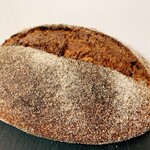 ひととわ - 全粒粉。前回のカンパーニュよりもこっちが好み。しっとりものすごい水分量。パンナイフにねっとりついてくるほど。酸味がたまらないです。