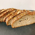 ひととわ - たねパンリピート。しっとりとぷつぷつのコントラスト。ほのかな酸味。とまらない