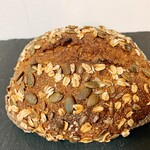 ひととわ - たねパンリピート。常温保存推奨なのだけど前回冷凍と常温両方食べ比べてどうも冷凍が好きとわかったので翌日分以降は冷凍。我が家は乾燥しているのだろうか。