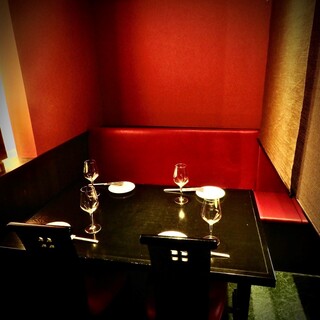 [Great for dates, anniversaries, and entertainment] Semi-private seating is also available.