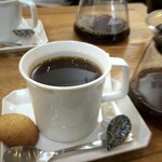 イエナコーヒー - ◆マイルド、フルーティ共に軽い味わいで美味しく、食後に最適ですね。 クッキーが添えられているのが、女性らしいお気遣いで嬉しいですね。^^